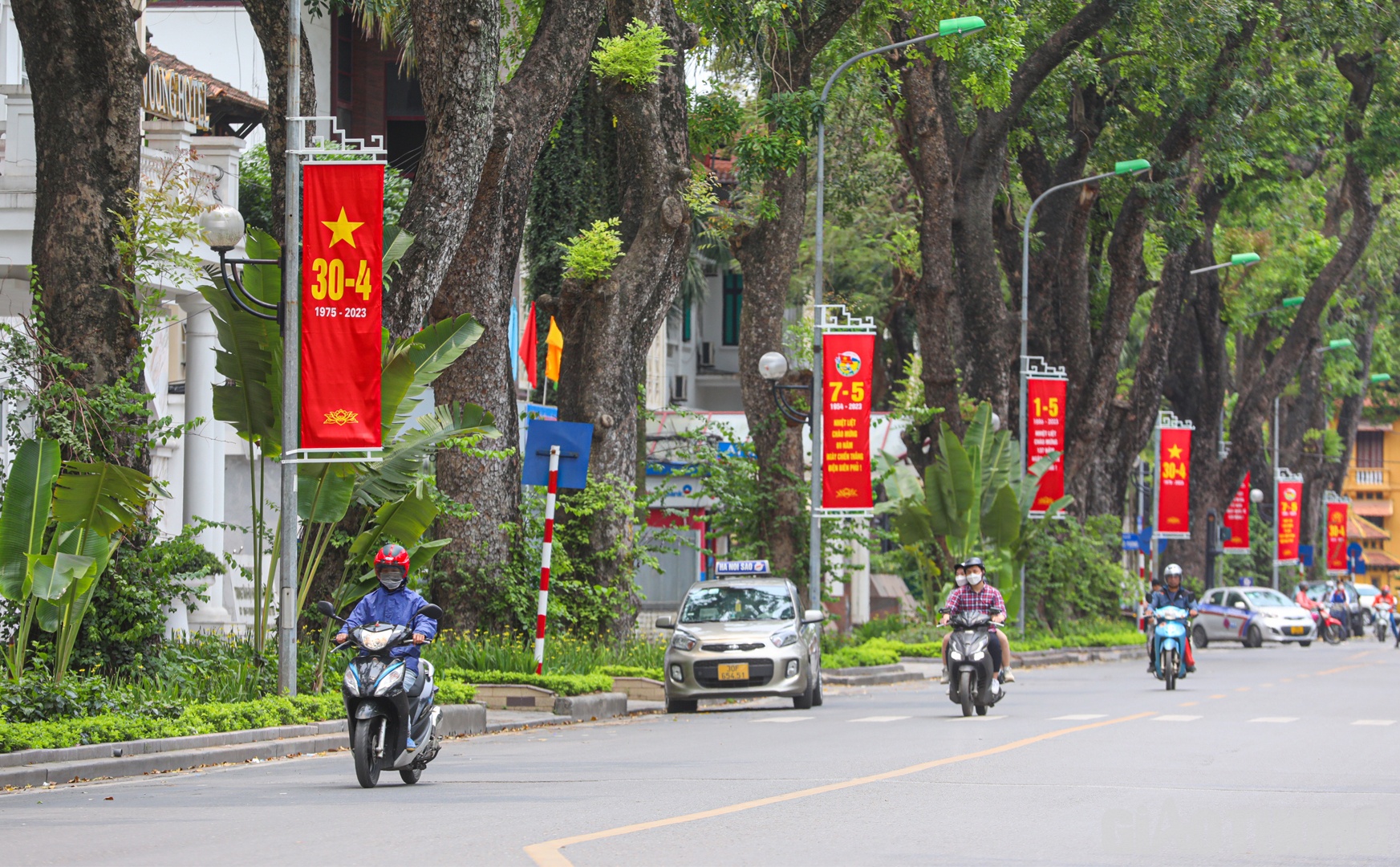 Băng rôn rực rỡ với sắc đỏ chủ đạo được treo dọc tuyến phố Chu Văn An