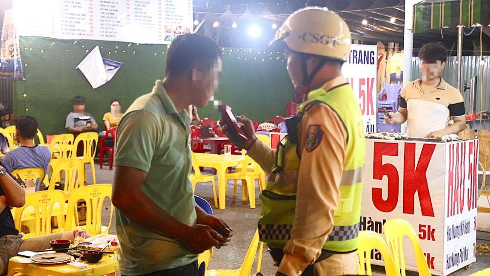 Lúc 19h50, tổ công tác phát hiện 2 người đàn ông chạy xe máy BKS 74K2 - 10xx trên đường Võ Chí Công có biểu hiện nghi vấn nên ra hiệu dừng xe kiểm tra. Khi thấy CSGT, người cầm lái lập tức phóng xe lên vỉa hè, tấp vào một quán nhậu ven đường để trốn nhưng không qua mắt được lực lượng chức năng.