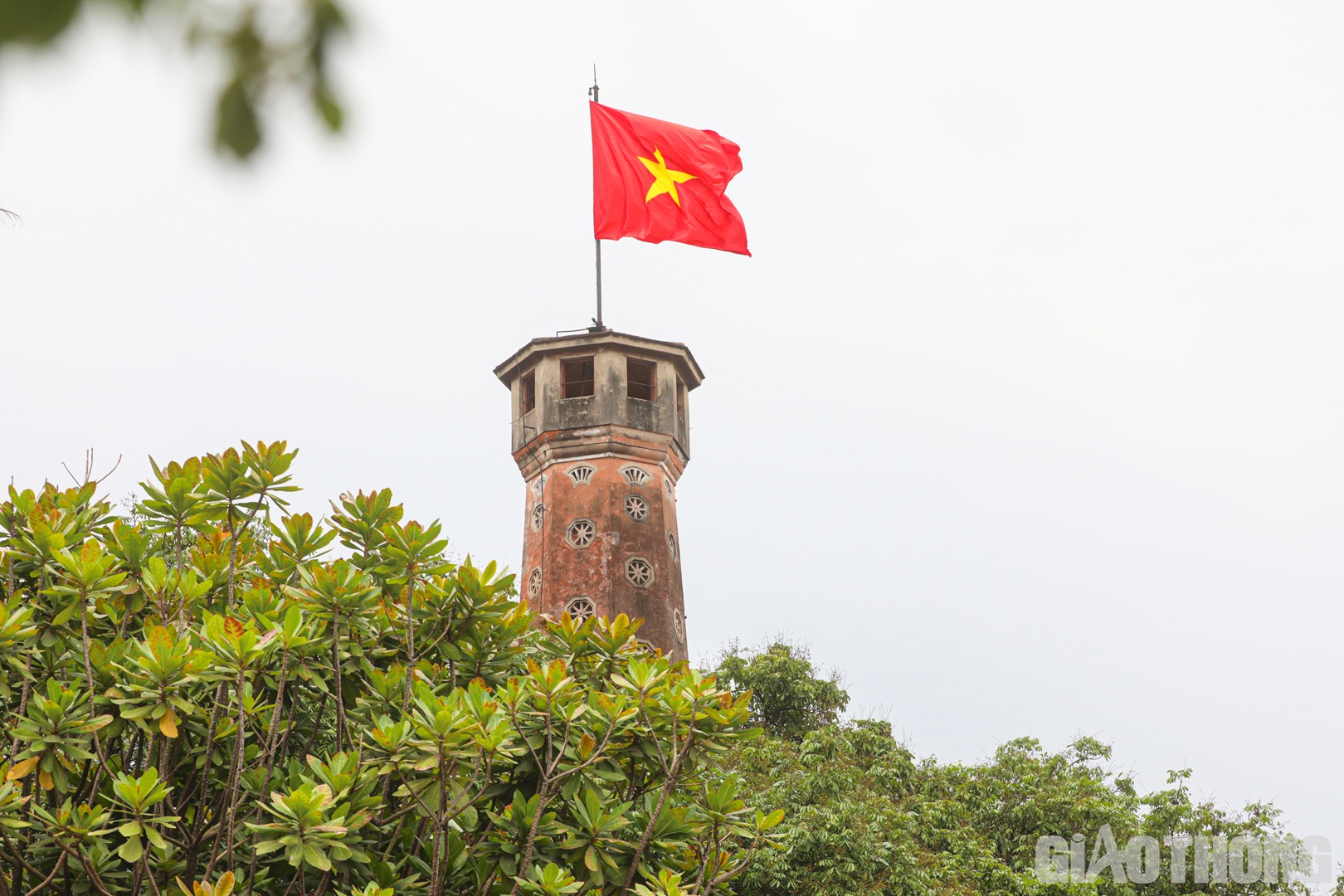 Cờ đỏ sao vàng tung bay trên Cột cờ Hà Nội