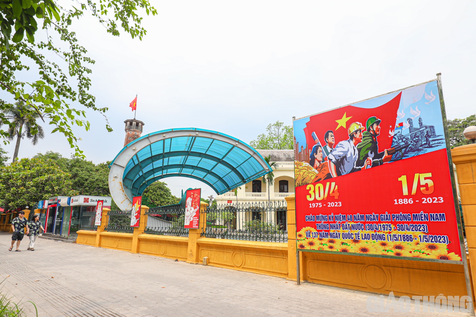 Pano chào mừng đặt phía trước Bảo tàng Lịch sử Quân sự Việt Nam (đường Điện Biên Phủ)