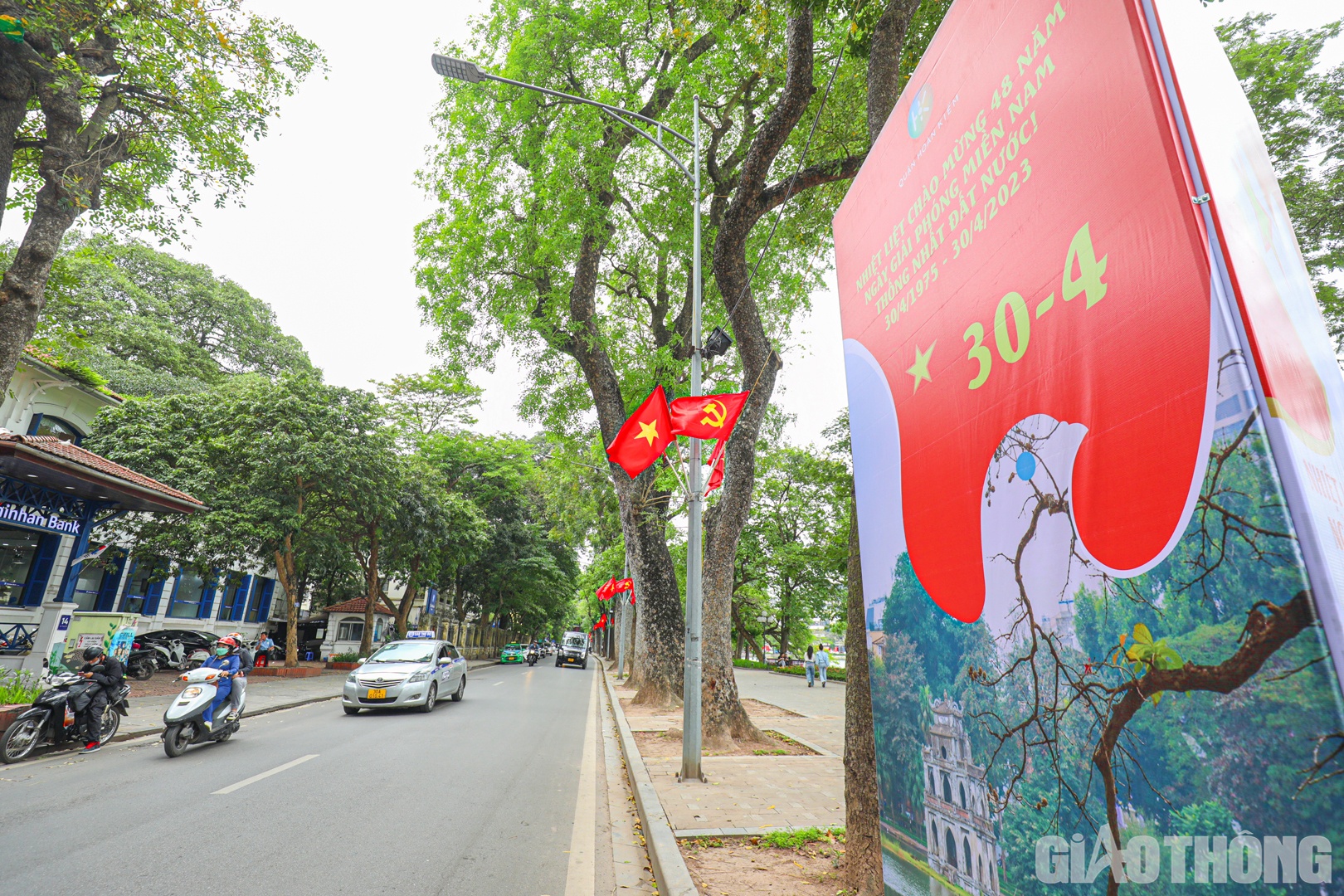 Khu vực quanh hồ Hoàn Kiếm, những tấm pano, áp phích, dòng chữ mang nội dung kỷ niệm ngày lễ lớn cũng đã được dựng lên