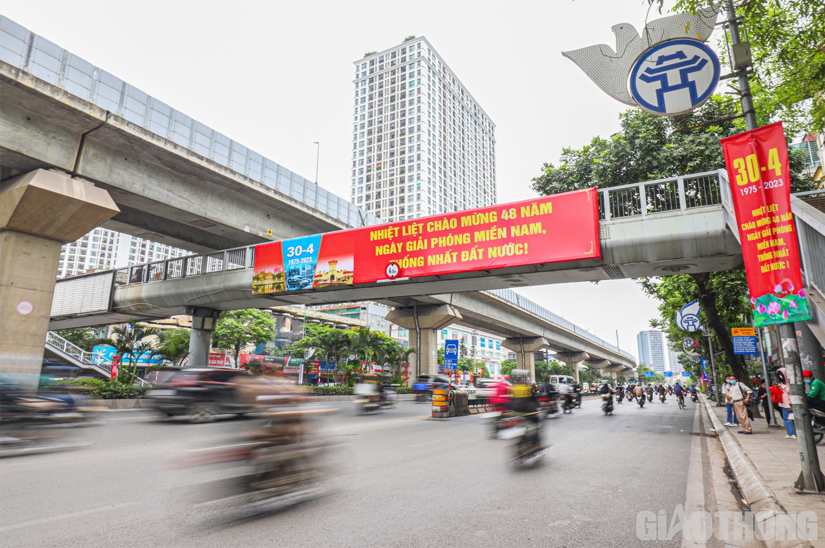 Những ngày này, nhiều tuyến phố, con đường tại Hà Nội đang được trang hoàng cờ Tổ quốc, pano, áp phích, băng rôn, khẩu hiệu... chào mừng 48 năm ngày Giải phóng miền Nam, thống nhất đất nước (30/4/1975 - 30/4/2023)