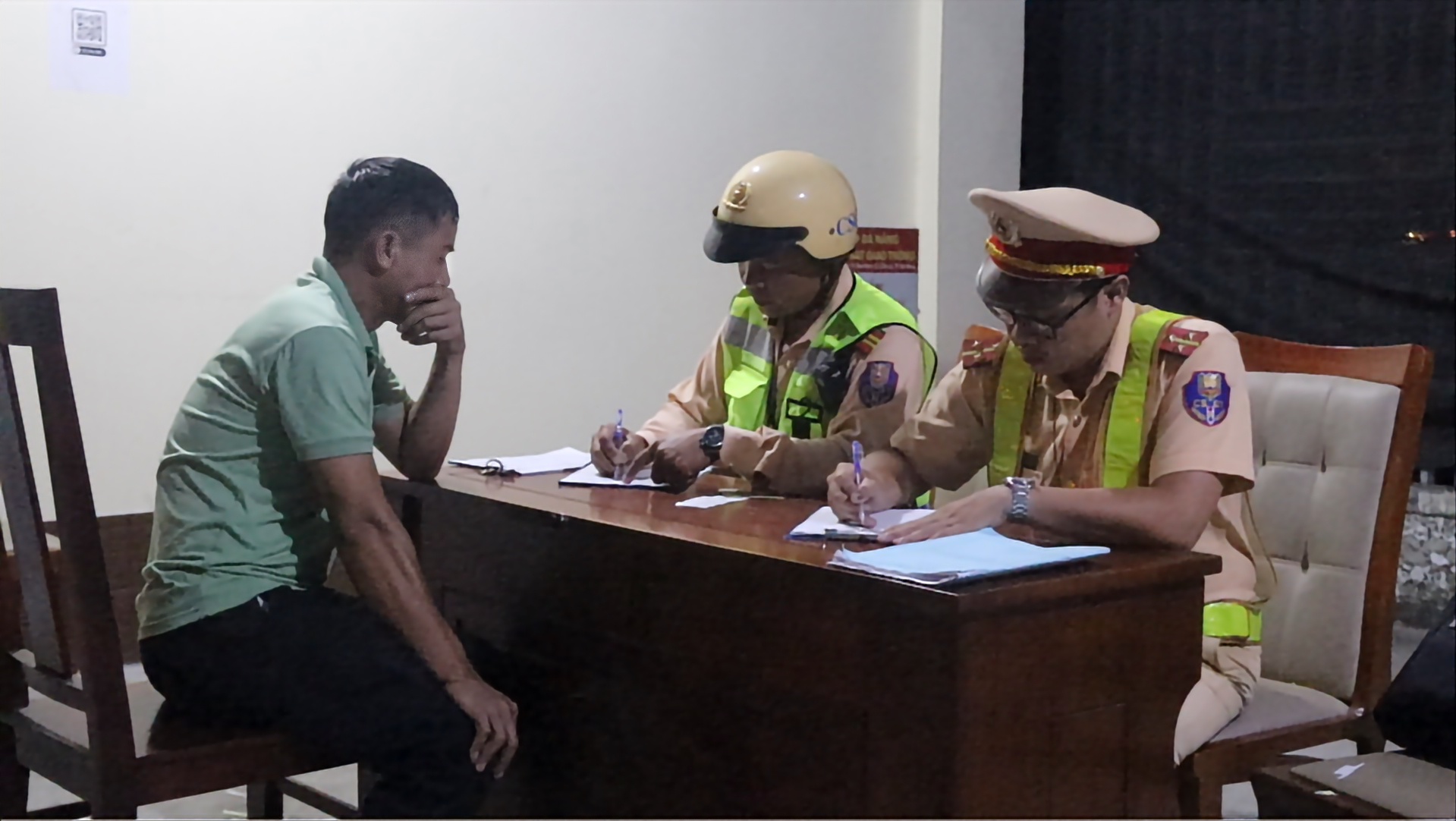 Sau khi yêu cầu ông H ký vào kết quả đo nồng độ cồn, tổ công tác mời tài xế về trụ sở Phòng CSGT gần đó làm việc.