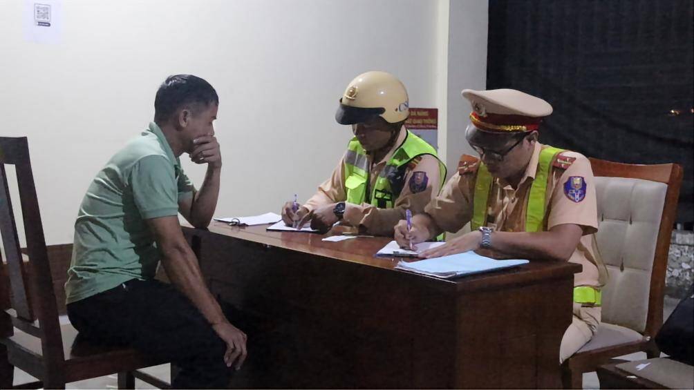 Với mức vi phạm này, ông L.M.H và ông Đ.H  sẽ bị phạt tiền từ 6 đến 8 triệu đồng, tước GPLX 22-24 tháng.