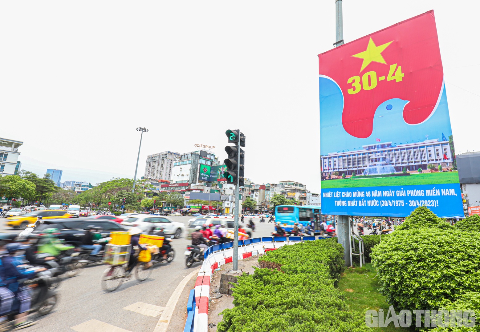 Tấm pano cỡ lớn cùng khẩu hiệu chào mừng sự kiện trọng đại của đất nước tại nút giao Ô Chợ Dừa