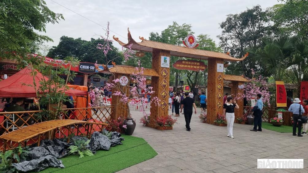 Sáng 27/4, phóng viên Báo Giao thông có mặt tại Liên hoan Văn hóa ẩm thực đất Tổ. Tại đây rất nhiều du khách thập phương tới thưởng thức các món ăn đặc sản tại các vùng miền Bắc - Trung - Nam.