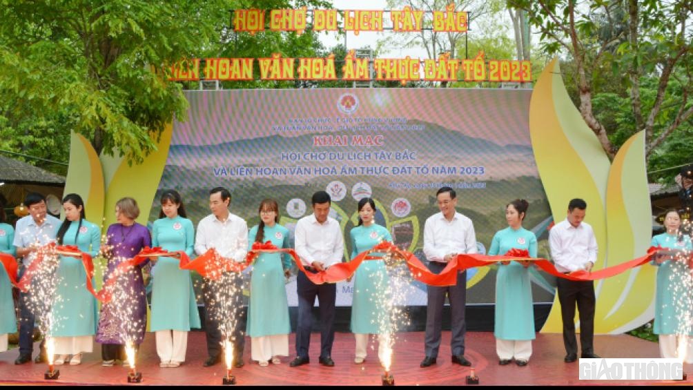 Trước đó, ngày 25/4/2023, tại Ngã năm Đền Giếng thuộc Khu Di tích lịch sử Đền Hùng diễn ra lễ khai mạc Liên hoan Văn hóa Ẩm thực đất Tổ năm 2023. Sự kiện dự kiến diễn ra tới hết ngày 29/4 (tức 10/3 âm lịch).