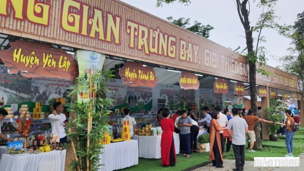 Trong không gian giao thoa văn hóa ẩm thực từ nhiều vùng miền, thực khách có thể trải nghiệm nét ẩm thực đặc sắc của cả nước, đặc biệt là các sản phẩm OCOP và thương hiệu của tỉnh Phú Thọ.