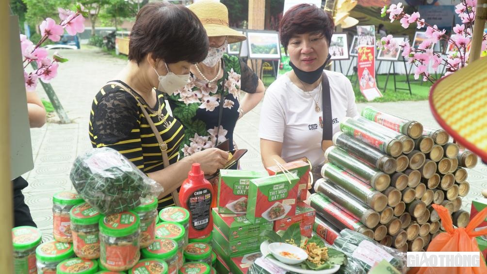 Đặc sản "Thịt chua" Phú Thọ thu hút đông đảo thực khách tới xem và mua hàng.