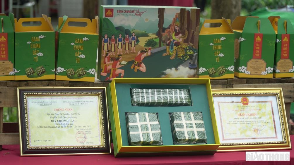 Sản phẩm "bánh chưng đất Tổ" được trưng bày đẹp mắt thể hiện nét văn hóa đậm đà bản sắc Phú Thọ.
