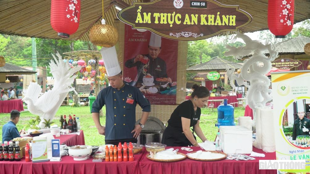 Sự kiện diễn ra trên 70 gian hàng, đặc biệt tại Liên hoan, Chi hội đầu bếp Việt Nam, cùng với các nghệ nhân "siêu đầu bếp", các Chef của 3 miền cùng hội tụ mang lại những trải nghiệm ẩm thực đặc sắc cho du khách tới tham quan vùng đất Tổ.