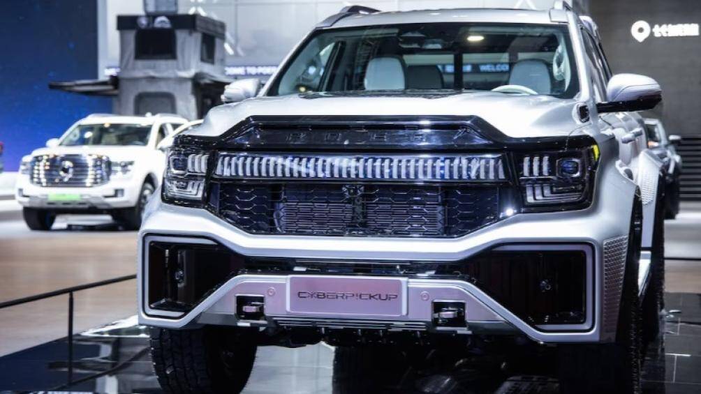 Xe còn được bổ sung lưới tản nhiệt có tích hợp dải đèn trang trí, đèn LED mới, vòm bánh xe nới rộng, cản trước/sau mới với hốc gió cỡ lớn