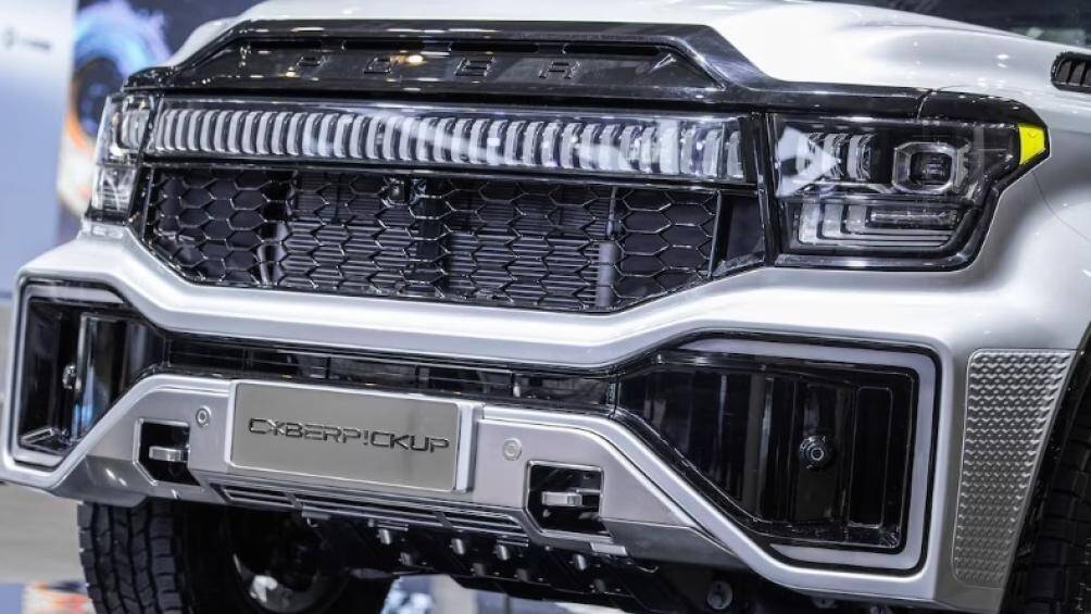 Cung cấp sức mạnh cho Cyber Pickup là khối động cơ 3.0L tăng áp kép tích hợp công nghệ hybrid sạc điện cho công suất 510 mã lực, mô-men xoắn 750 Nm