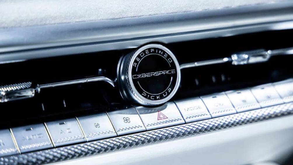 Dự kiến, xe sẽ sớm được sản xuất đại trà trong thời gian tới với hai phiên bản 4 bánh và 6 bánh. Xe sẽ có sức kéo dao động từ 3,5 - 6 tấn