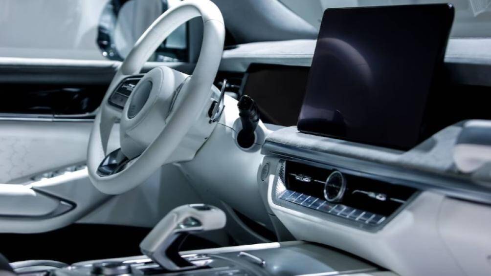 Xe được trang bị ghế bọc da sáng màu, màn hình giải trí và đồng hồ kỹ thuật số hiện đại