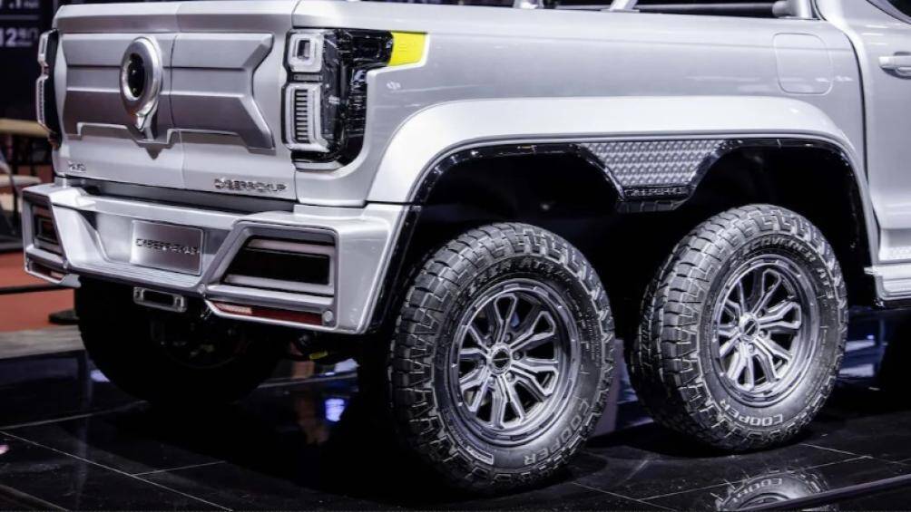 Xe còn được trang bị bộ mâm có kích thước 18 inch và lốp đa địa hình 33 inch, cùng hệ thống treo hạng nặng với bộ giảm xóc nitơ