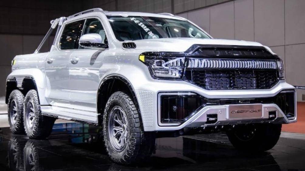 Nhiều chi tiết trên xe cũng được làm từ sợi carbon. Bậc bước, thùng sau được kéo dài hơn khá giống với mẫu bán tải Ram 1500