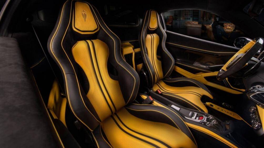 Carlex Design đã thực hiện bọc lại ghế ngồi, vô lăng, bệ để tay, các tấm ốp bên, bảng điều khiển