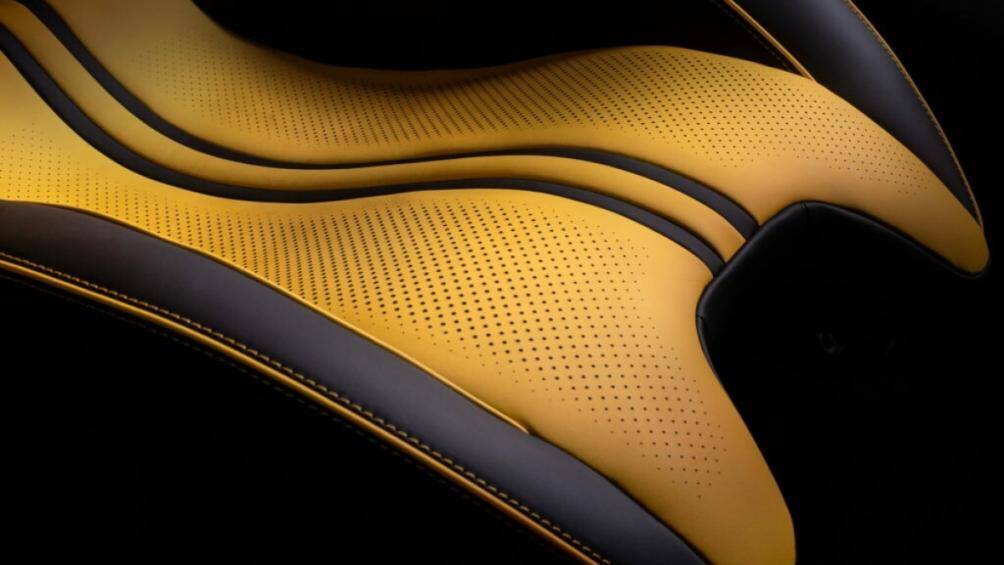 Ghế có hoa văn đục lỗ thoáng mát và có thể nhìn thấy đường viền, đường khâu màu vàng ở nhiều vị trí khác nhau