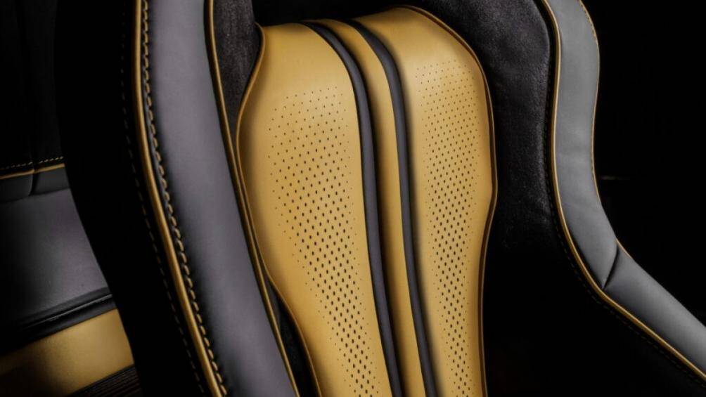 Sợi carbon được sử dụng nhiều trong nội thất, lưới tản nhiệt dạng lưới đặc biệt được đặt giữa các ghế