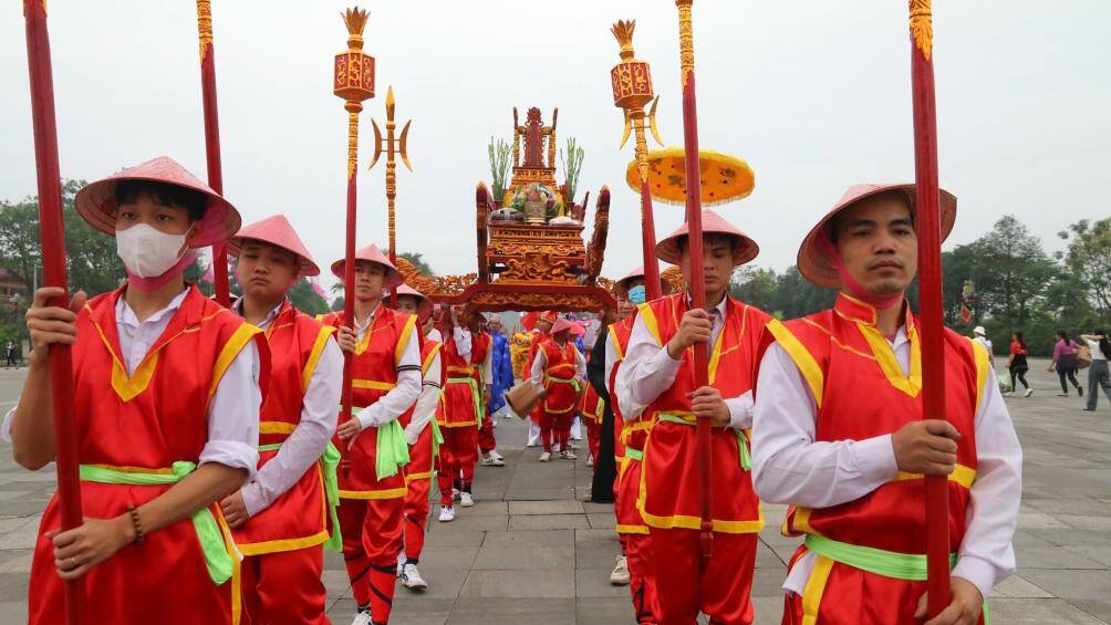 Lễ vật gồm có hương, hoa, quả, bánh chưng, bánh dầy và các sản vật địa phương...