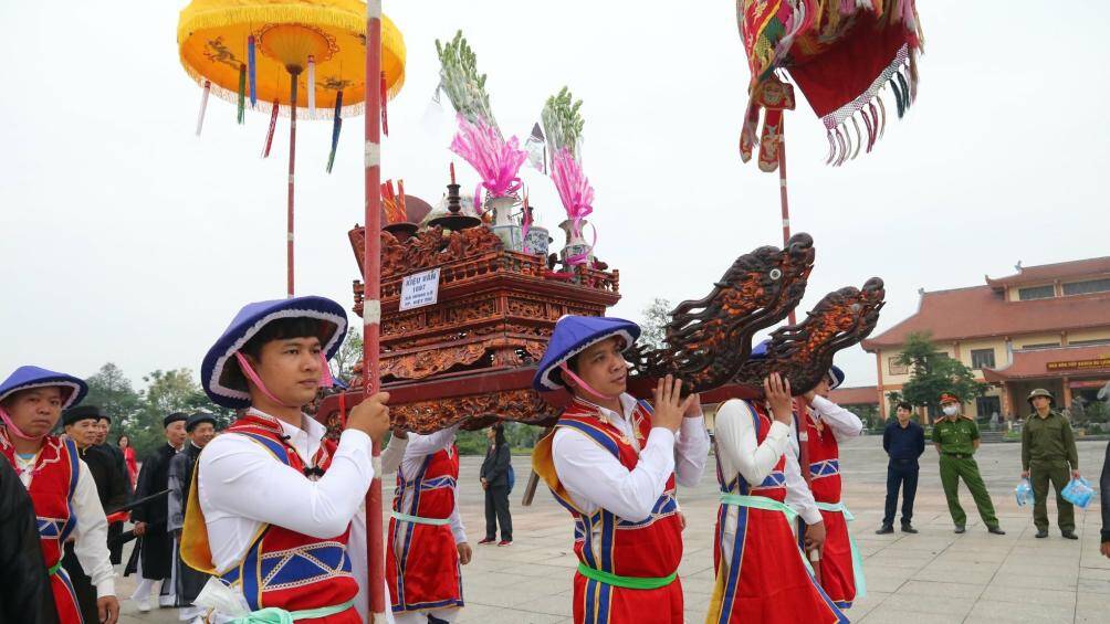 Sáng ngày 26/4 (tức ngày mùng 7/3 âm lịch), lễ rước kiệu của 7 xã, thị trấn vùng ven Khu di tích lịch sử Đền Hùng đã chính thức diễn ra.