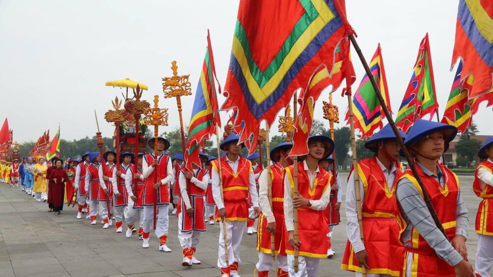 Lễ rước kiệu từ đình, đền các xã bao gồm Chu Hóa, Hùng Lô, Kim Đức, Hy Cương và phường Vân Phú (TP Việt Trì), xã Tiên Kiên, Hùng Sơn (huyện Lâm Thao).
