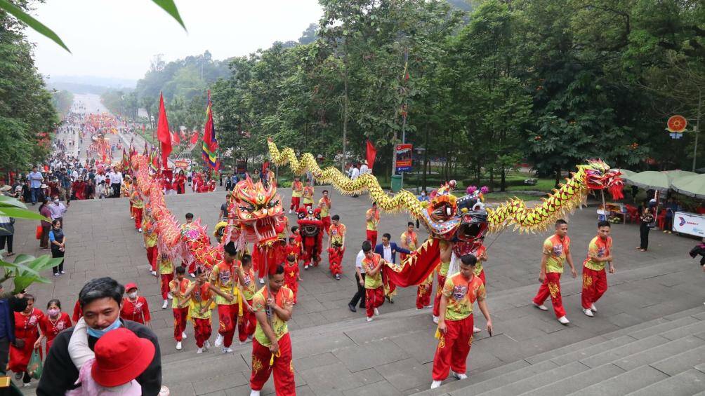 Đội hình rước kiệu được sắp xếp theo trình tự: Đi đầu là đội múa sư tử, tiếp đó là đoàn rước Quốc kỳ và cờ hội, đội rước cờ thần nhỏ; các thiếu nữ đội lễ vật, hương hoa; đoàn người đánh chiêng, trống, đội bát âm và múa sinh tiền, rước bát bửu, rước tàn, lọng, đội kiệu, chủ tế và quan viên.
