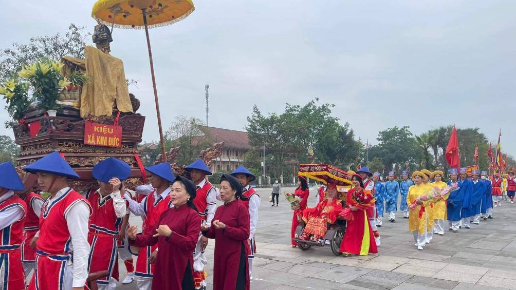 Theo sau là lãnh đạo các xã, phường, thị trấn, các cụ cao niên mặc áo the, khăn xếp theo trang phục truyền thống cùng người dân tham gia rước kiệu.
