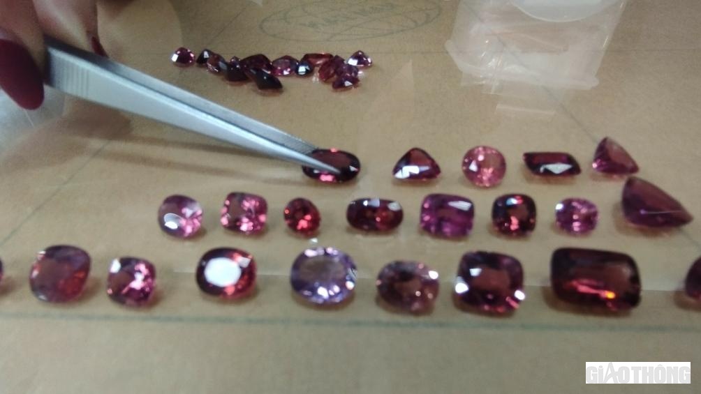 Theo các chuyên gia về đá, Ruby Lục Yên có 3 loại là Ruby tinh thể, Ruby thịt và Ruby sao. Để xác định được giá trị của khối đá hoặc viên đá, người mua, người chơi đá phải xem xét đến các tiêu chuẩn như màu sắc, hình khối, độ tinh khiết, điểm lỗi…
