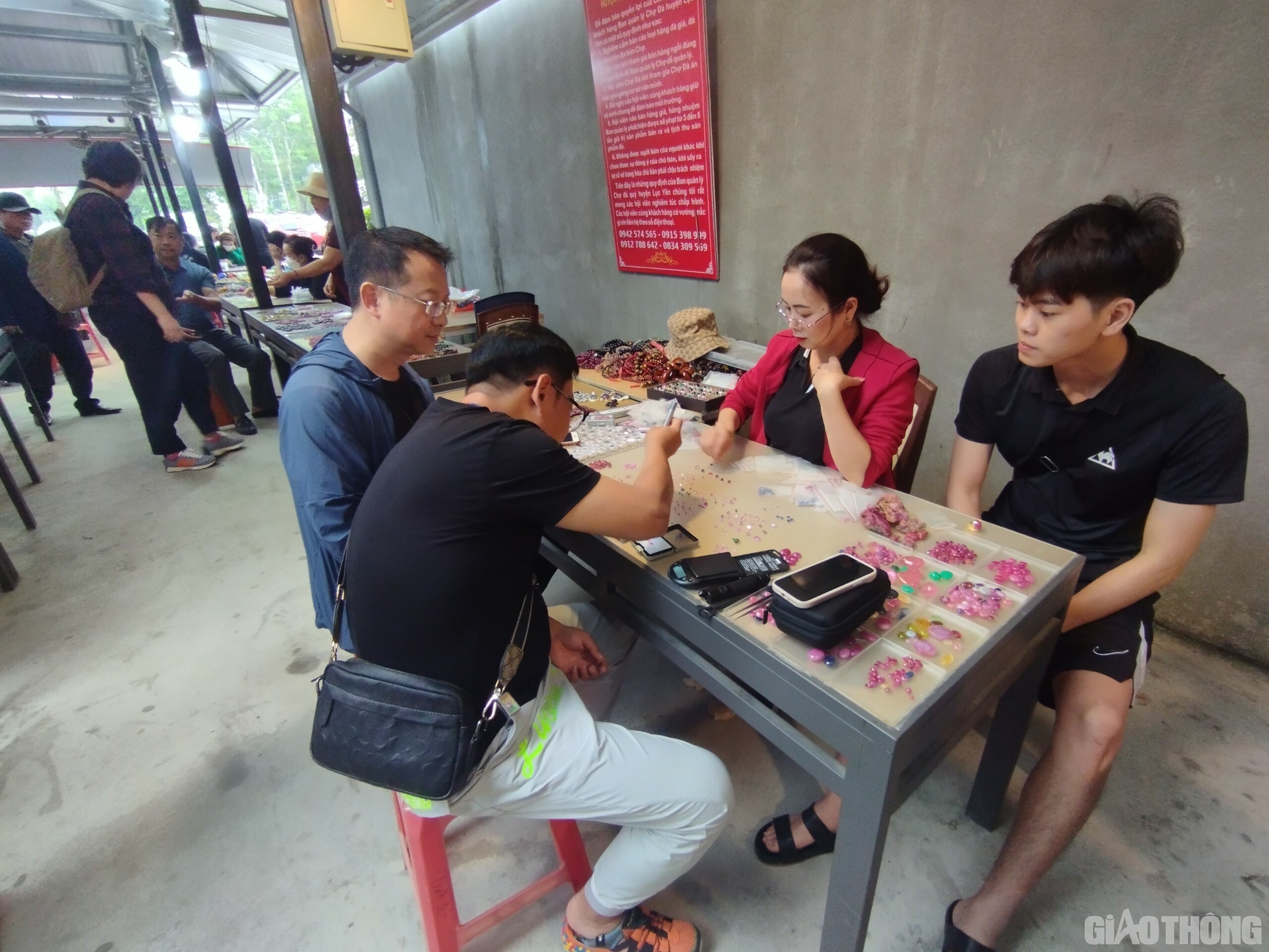 Khách đến tham quan và mua đá cũng rất đa dạng, rất nhiều khách là người buôn bán chuyên nghiệp đến từ khắp nơi trên cả nước.