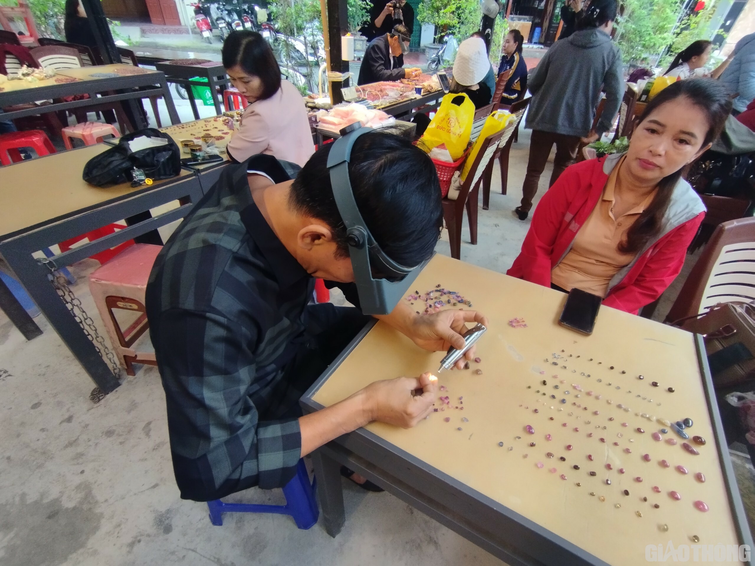 Điều đặc biệt ở đây là những người kinh doanh chủ yếu là chị em phụ nữ.