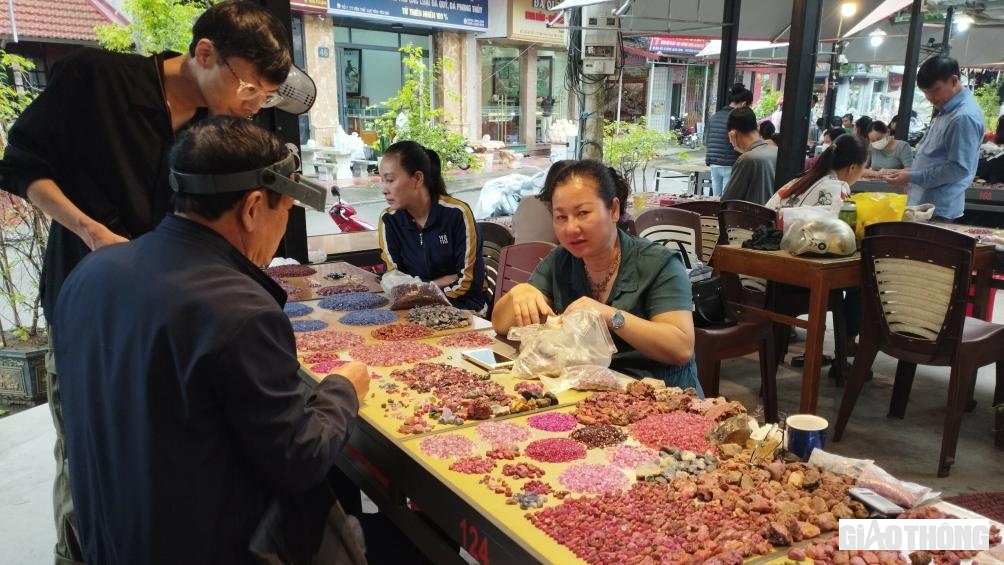 Chợ đá quý cũng là một trong những điểm du lịch hấp dẫn đối với du khách mỗi khi đến với vùng đất Lục Yên.