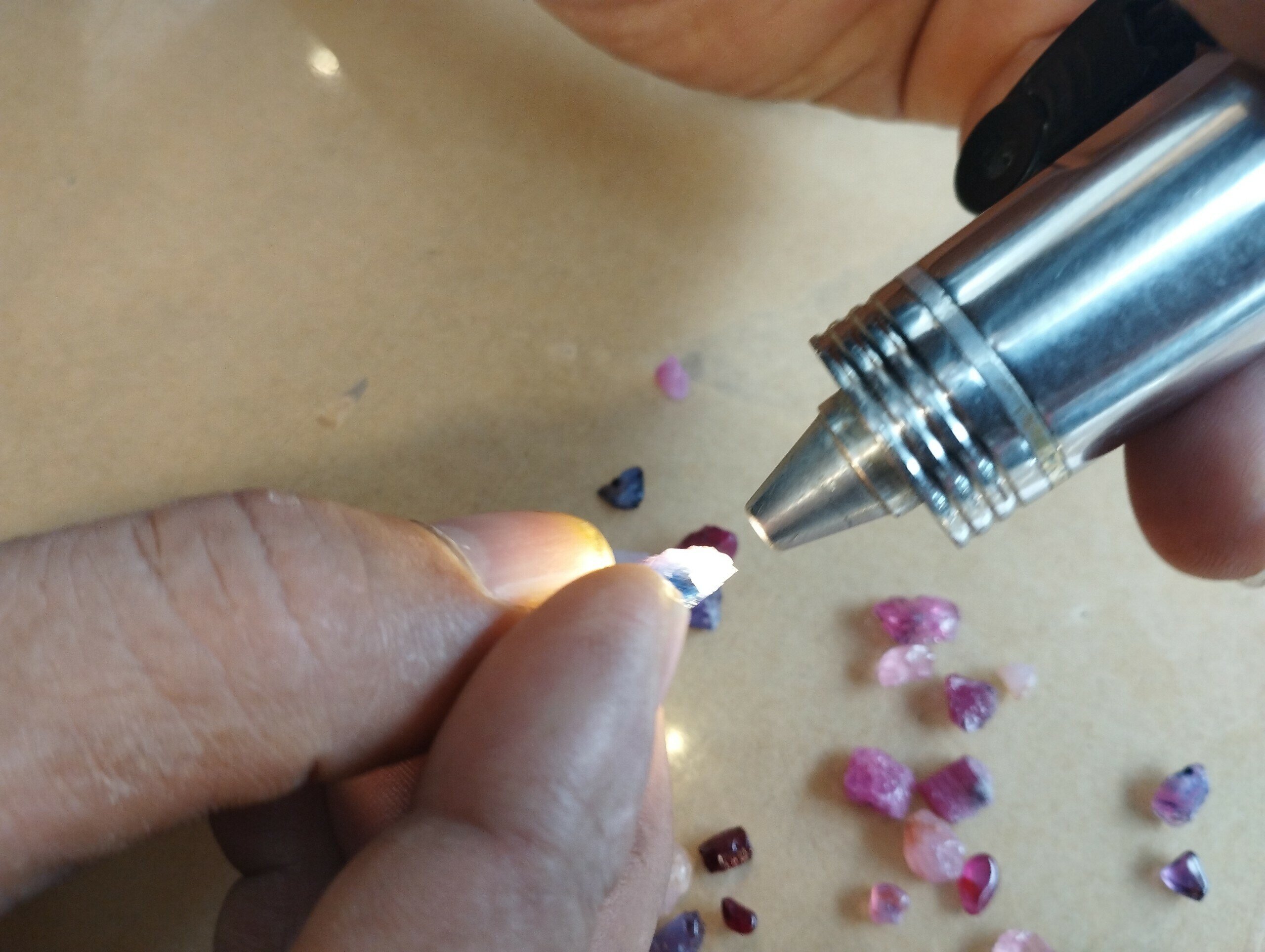 Sử dụng kính soi và đèn pin chuyên dụng kiểm tra hình khối, màu sắc và đặc biệt là độ trong của viên đá.