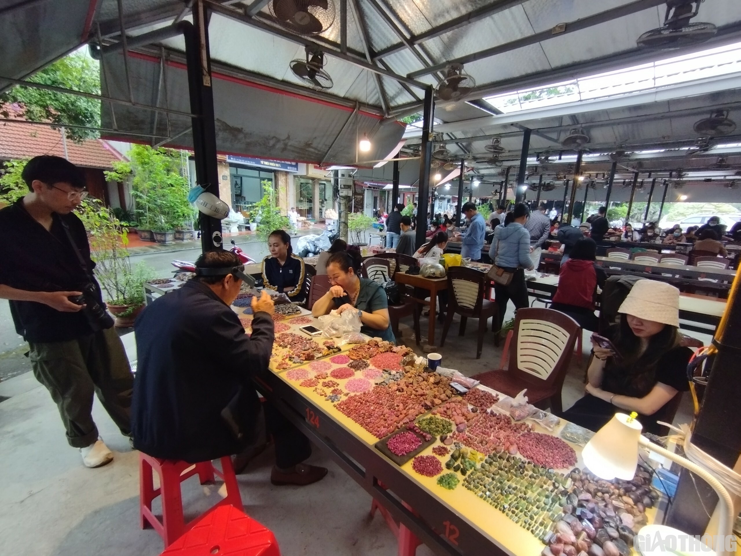 Gọi là chợ nhưng cảnh mua bán ở đây diễn ra lặng lẽ, không ồn ào, xô bồ. Khách muốn mua có thể thoải mái xem và trả giá.