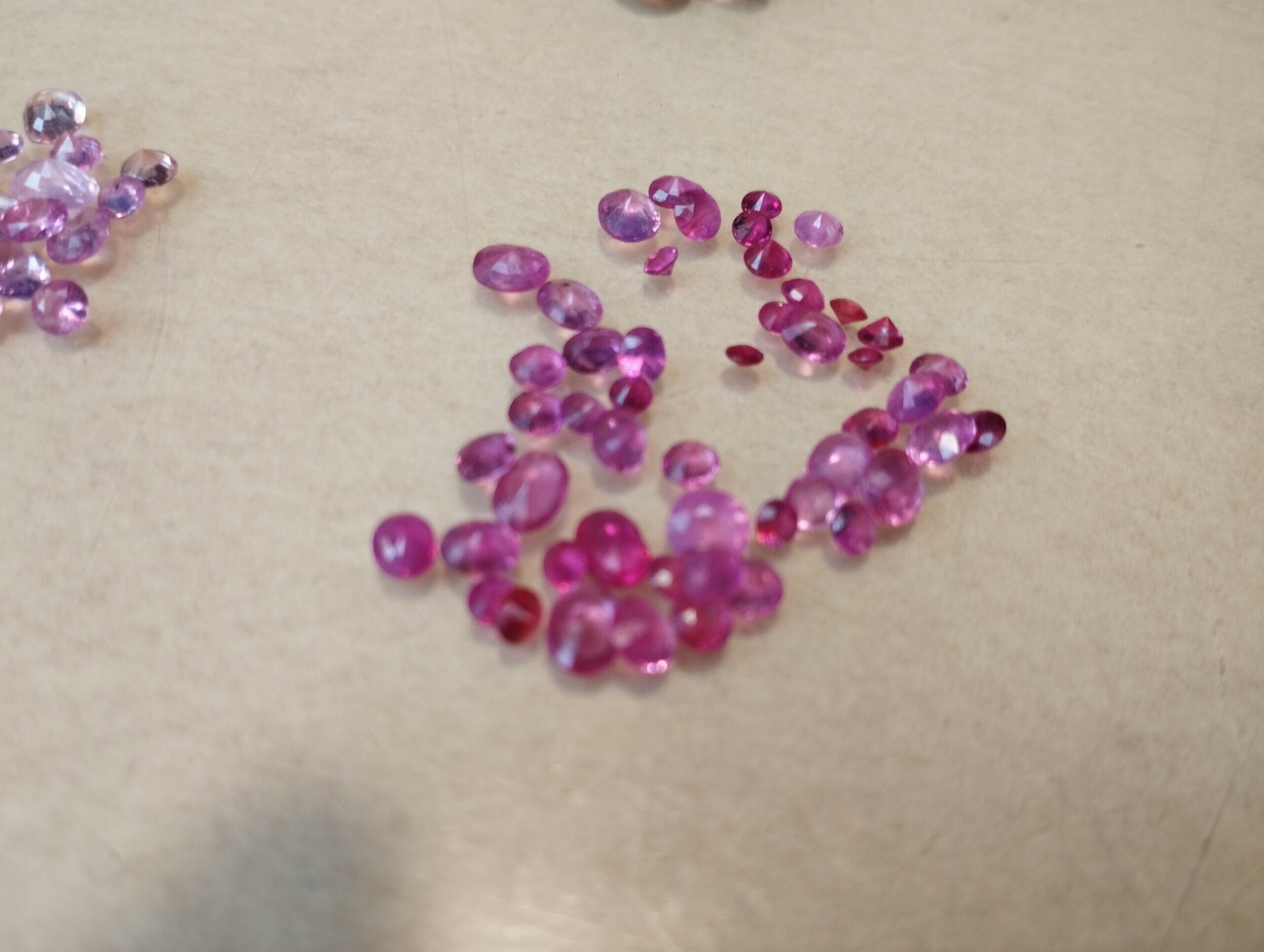 Phiên chợ đặc biệt này thường họp từ sáng đến trưa các ngày trong tuần, không chỉ là điểm đến của giới kinh doanh mà còn là nơi thu hút du khách hơn 30 năm qua.