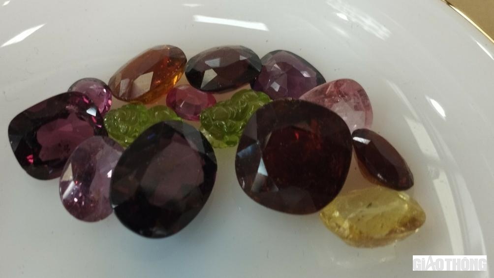 Đá sau khi đã qua bàn tay mài giũa của người thợ đá để mang ra chợ bán.