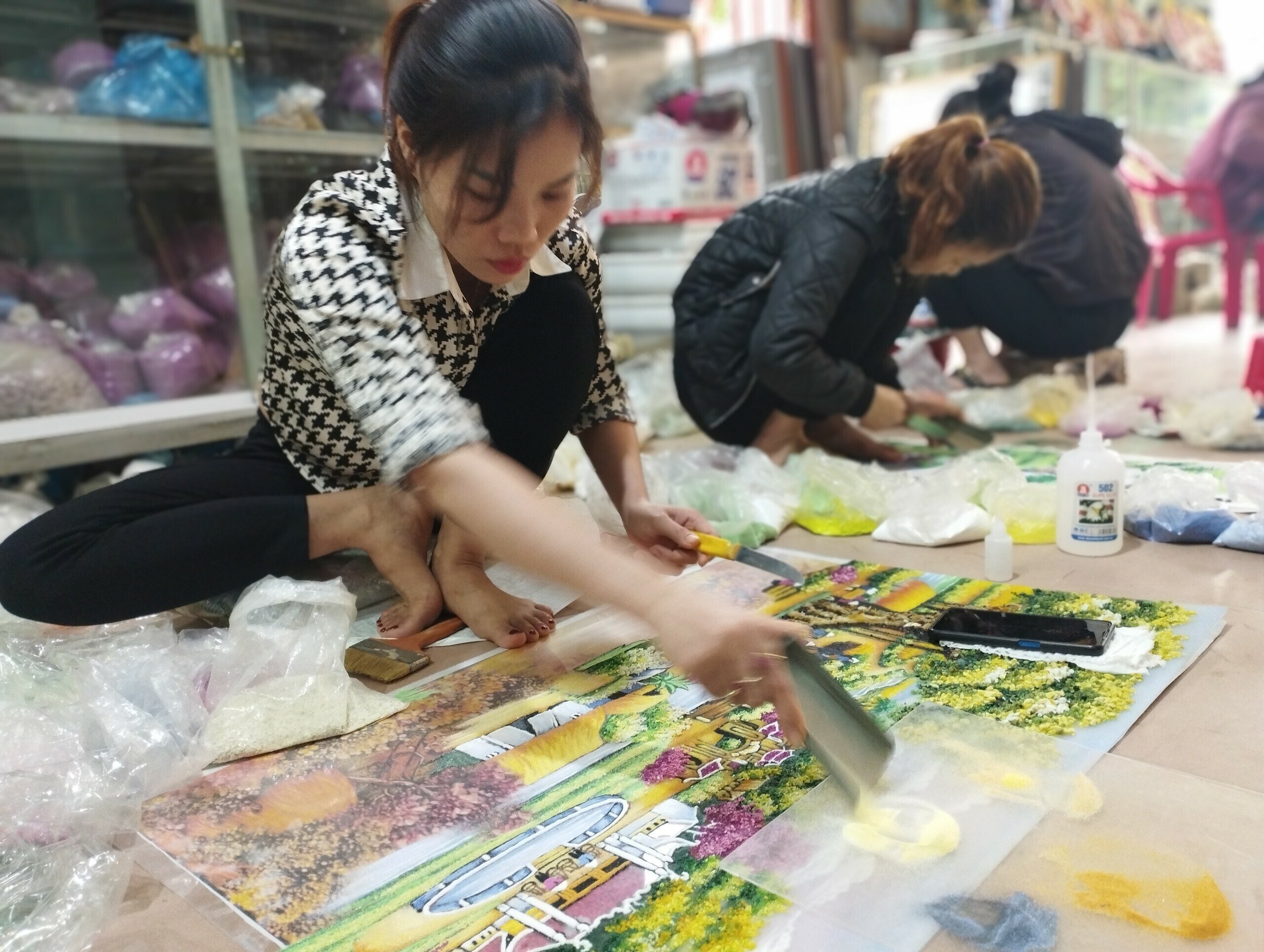 Khi nhu cầu thị trường tăng cao, các sản phẩm vụn của đá quý (không thể làm đồ trang sức) đã được các nghệ nhân tận dụng chế tác ra các bức tranh mang thương hiệu riêng của vùng đất ngọc "Tranh đá quý Lục Yên".