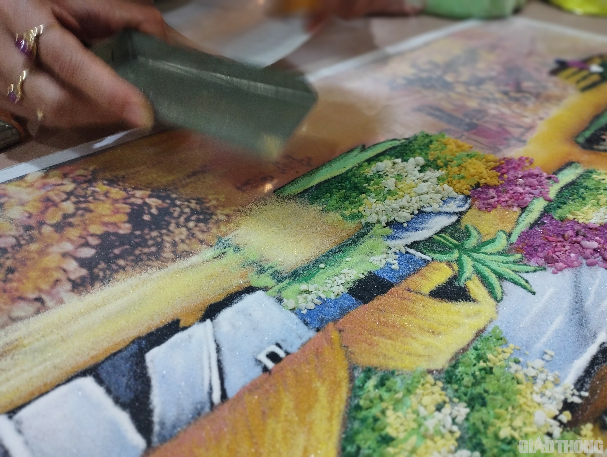 Từ đôi bàn tay khéo léo, các nghệ nhân ở làng nghề sản xuất tranh đá quý Lục Yên đã tạo nên những tác phẩm được du khách trong và ngoài nước ưa thích.