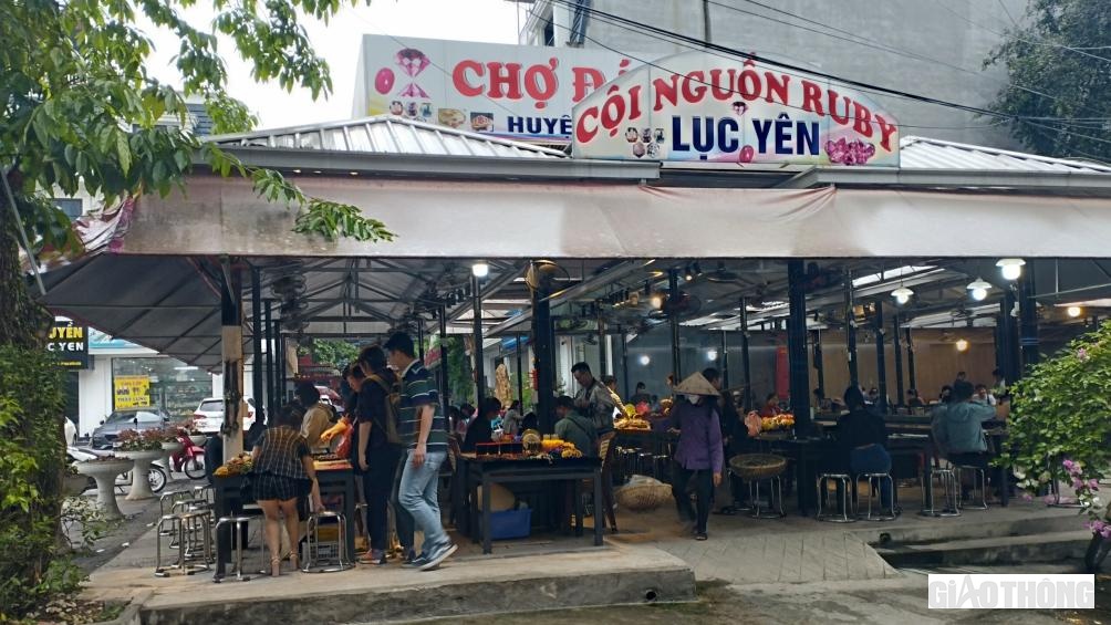 Chợ đá quý Lục Yên họp tại một góc nhỏ hẹp của thị trấn Yên Thế. Chợ nằm ngay cạnh hồ nước trung tâm của thị trấn. Xét về vị trí, chợ nằm cách quốc lộ 70 hơn 10km về phía Đông. Đi từ TP Yên Bái lên phía Bắc, bạn sẽ phải trải qua một quãng đường dài 90 km.