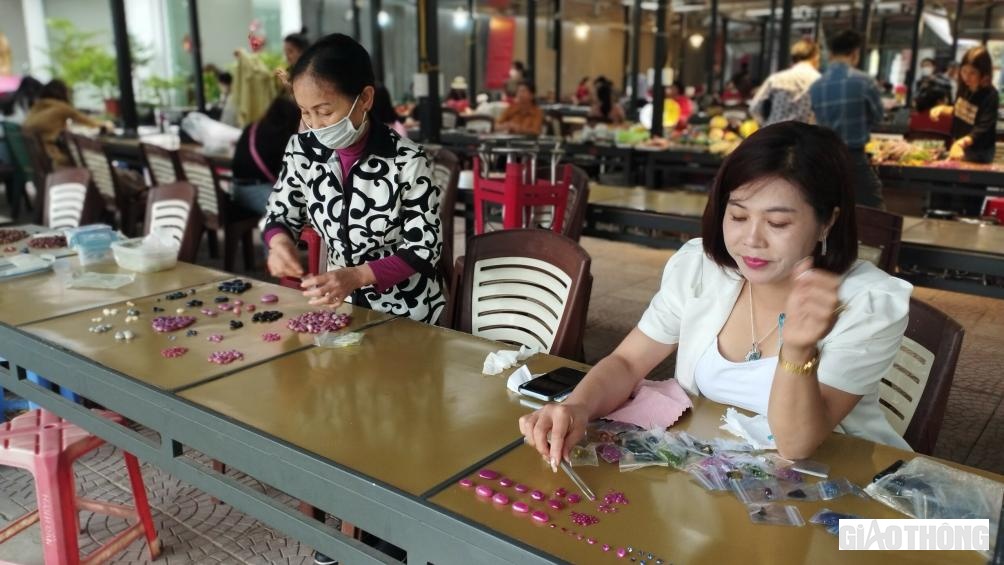 Chợ đá quý hiện có gần 100 bàn đá. Mỗi bàn đá ở đây có số lượng hàng giá trị vài trăm triệu đồng, thậm chí có những bàn lên tới hàng tỷ đồng.