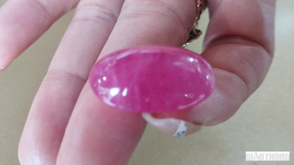 Viên đá Ruby có giá 120 triệu đồng được bày bán công khai tại chợ đá quý Lục Yên.