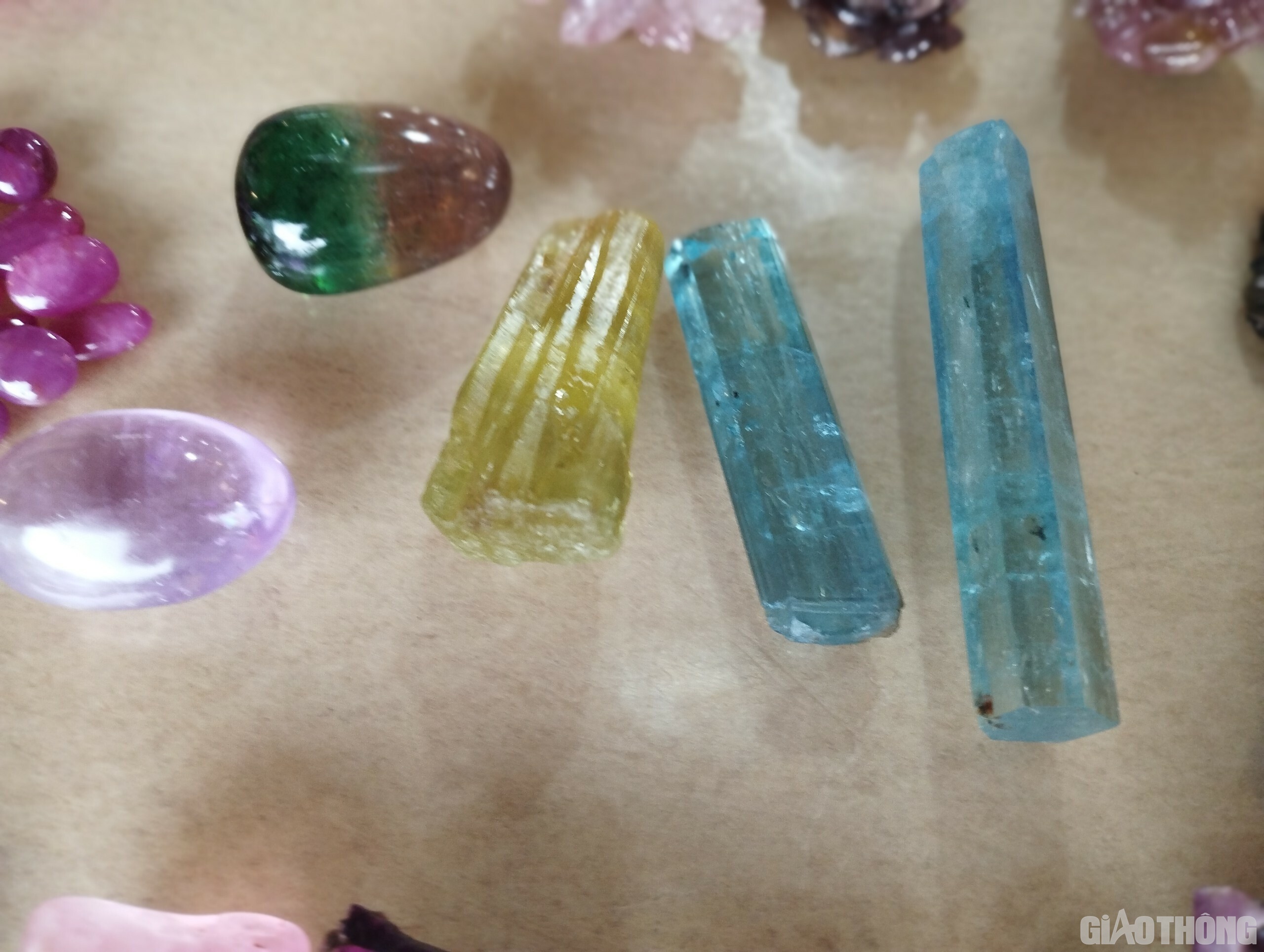 Đối với những loại đá Ruby chất lượng kém hơn (màu sắc, độ trong kém) sẽ được tận dụng làm các sản phẩm chế tác như tranh phong cảnh, chân dung, phong thủy... Đặc biệt, đá quý Lục Yên được đánh giá là đáp ứng được đầy đủ các tiêu chuẩn khắt khe của việc làm đồ trang sức lớn nhỏ khác nhau.