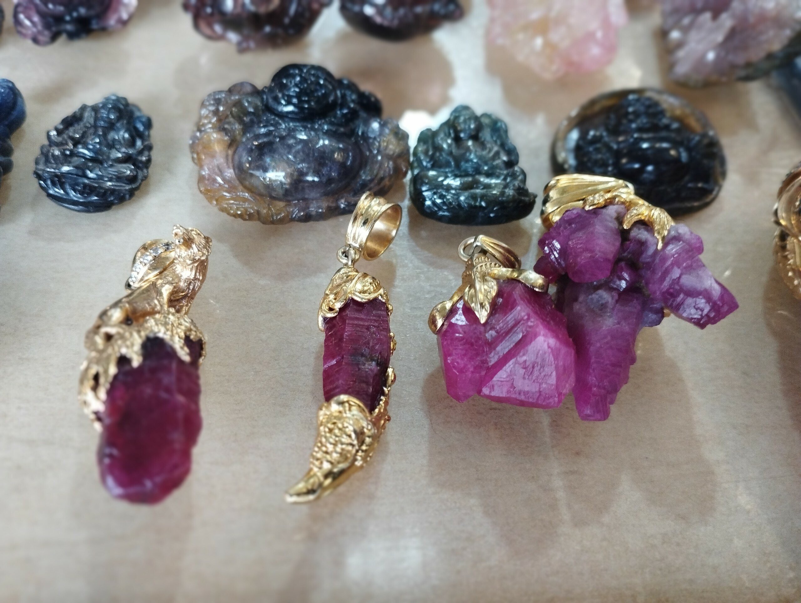 Các sản phẩm từ đá quý được chế tác bày bán ngay ở chợ.