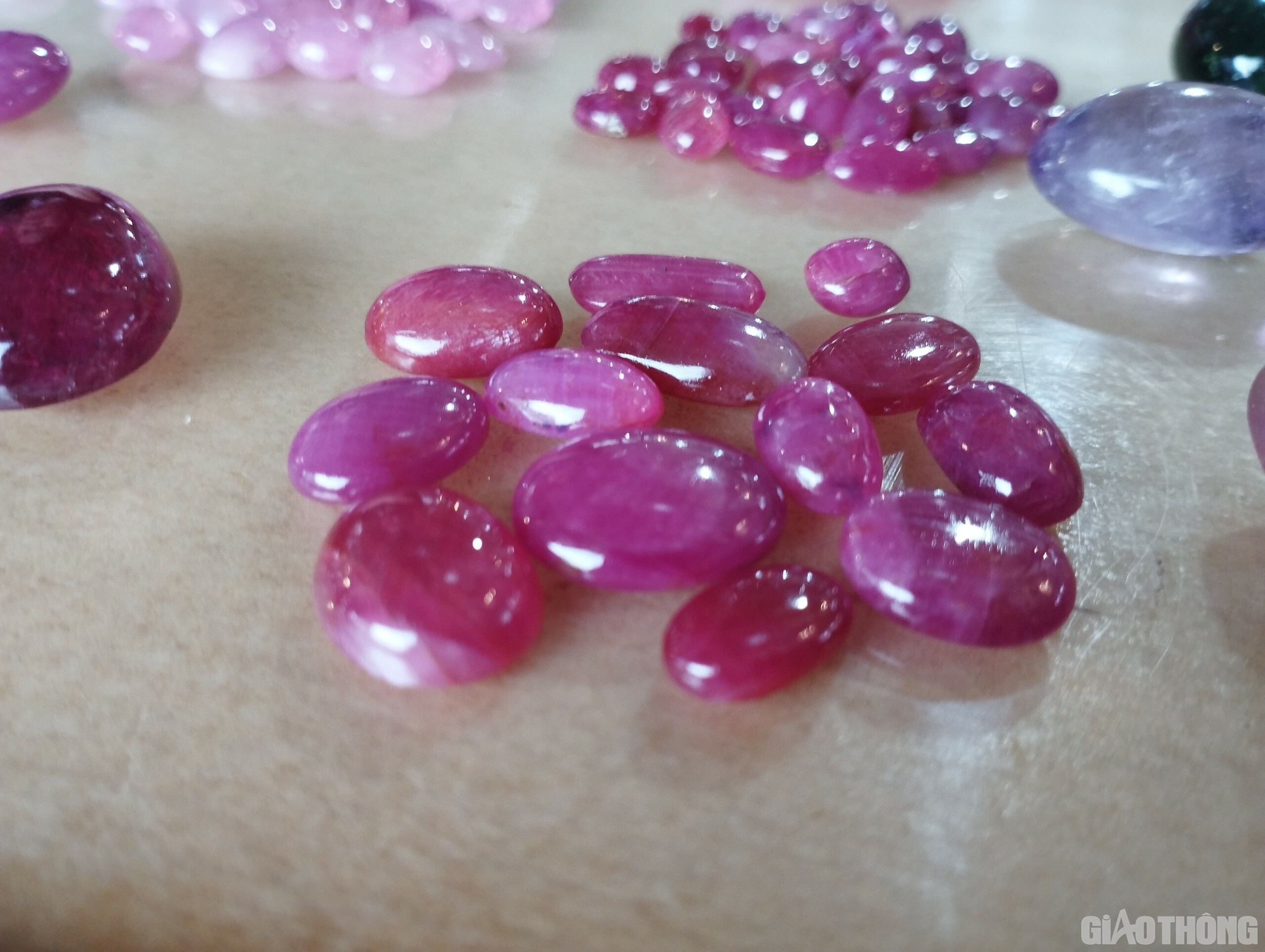 Đá Lục Yên được đánh giá là đẹp, chủng loại đa dạng, màu sắc phong phú. Các loại đá đã mài giũa hoặc vẫn ở dạng thô có mức giá từ vài trăm nghìn đến vài trăm triệu đồng.