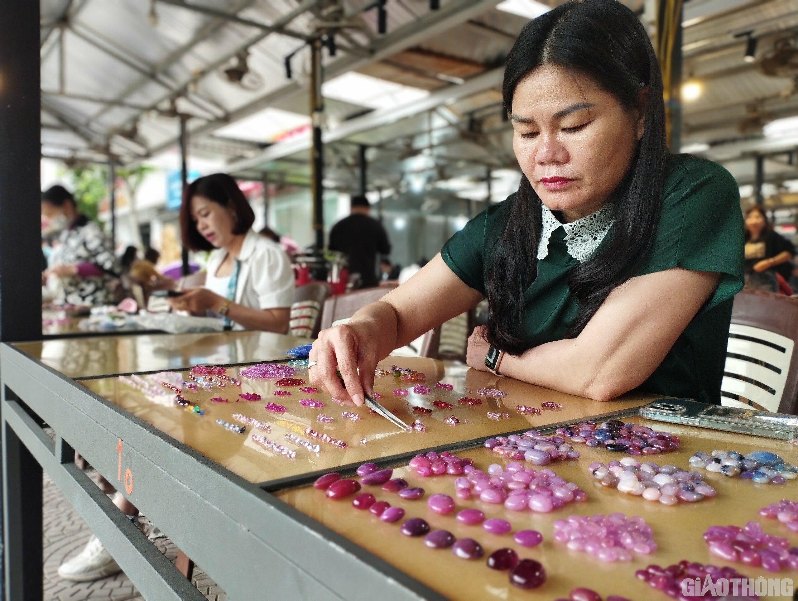 Sản phẩm đá quý được bày bán nhiều nhất ở đây là Ruby, Saphia... những dòng đá quý có giá trị nhất.
