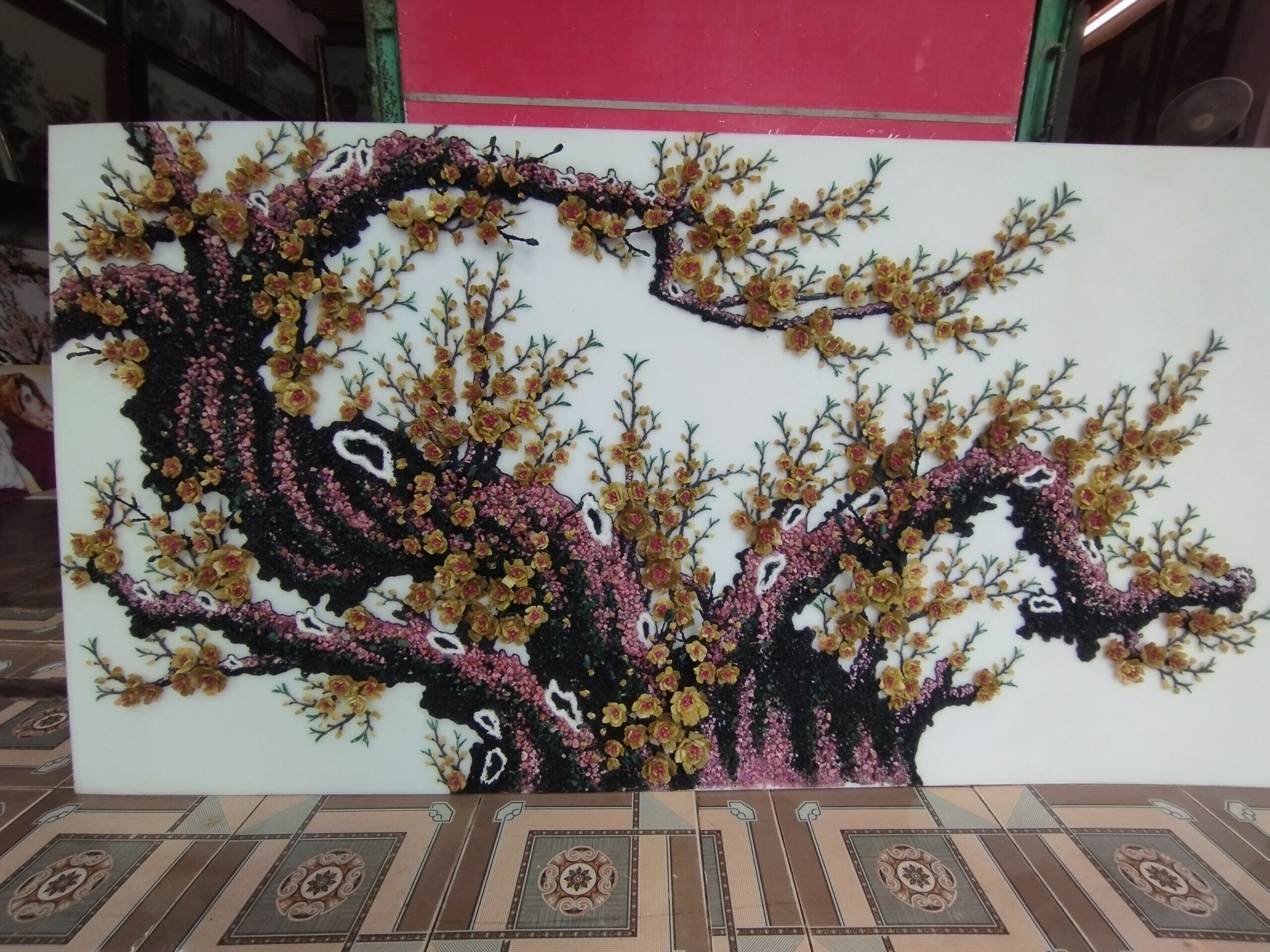 Bức tranh có chiều dài 2,2 mét, cao 1,4 mét được chế tác từ đá quý.