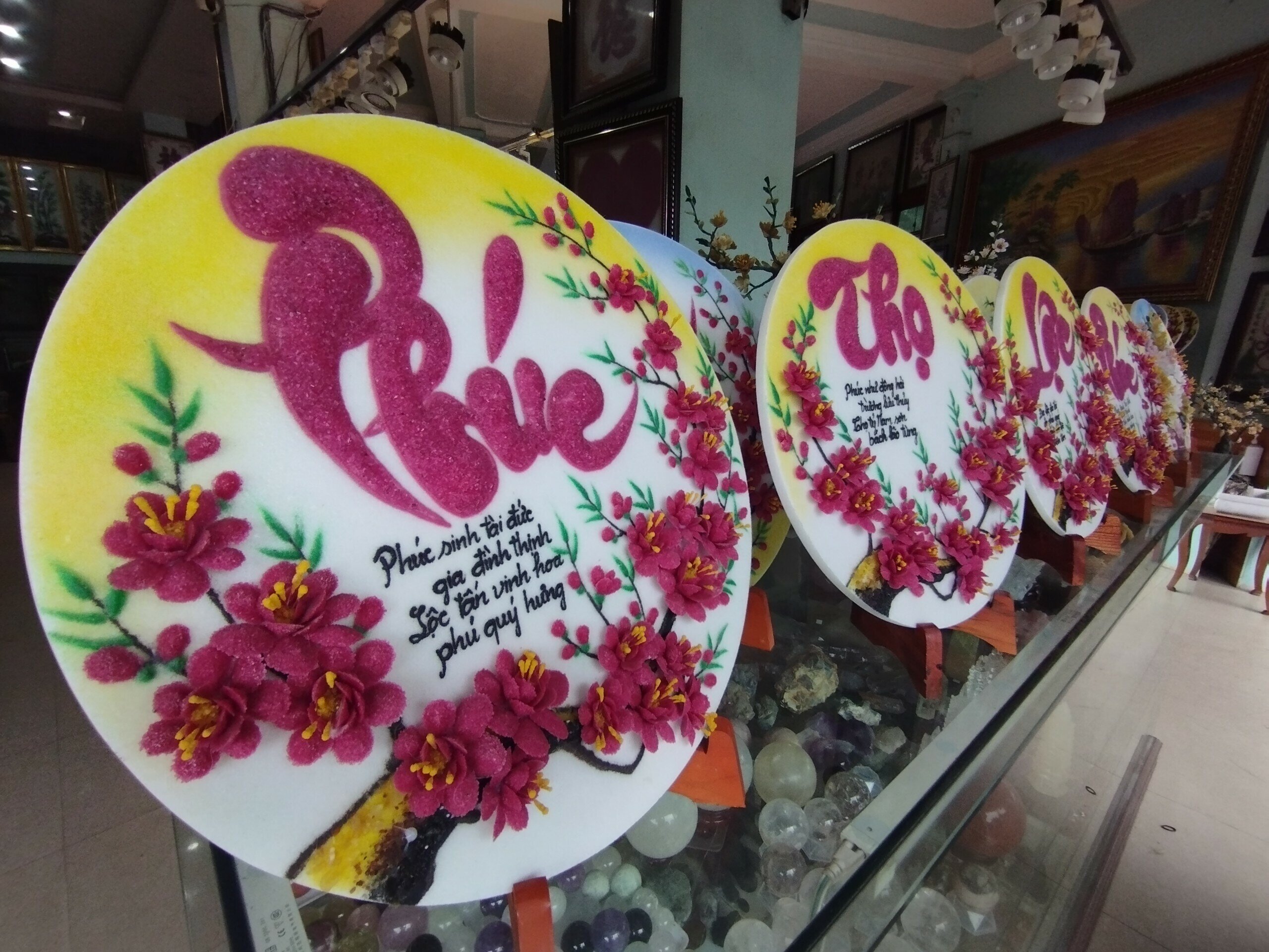 Các sản phẩm được làm từ đá quý.