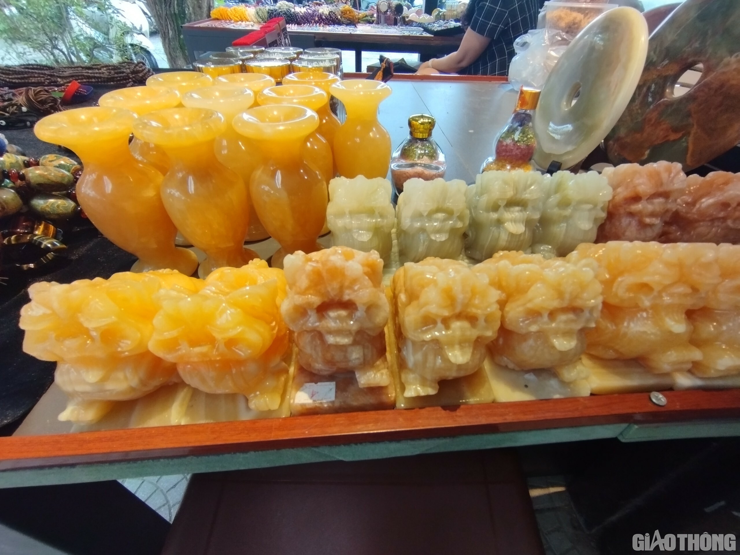 Ngoài đá quý, tại chợ còn bày bán, giới thiệu các sản phẩm đá mỹ nghệ từ ngọc, đá bán quý và các loại đá cảnh.