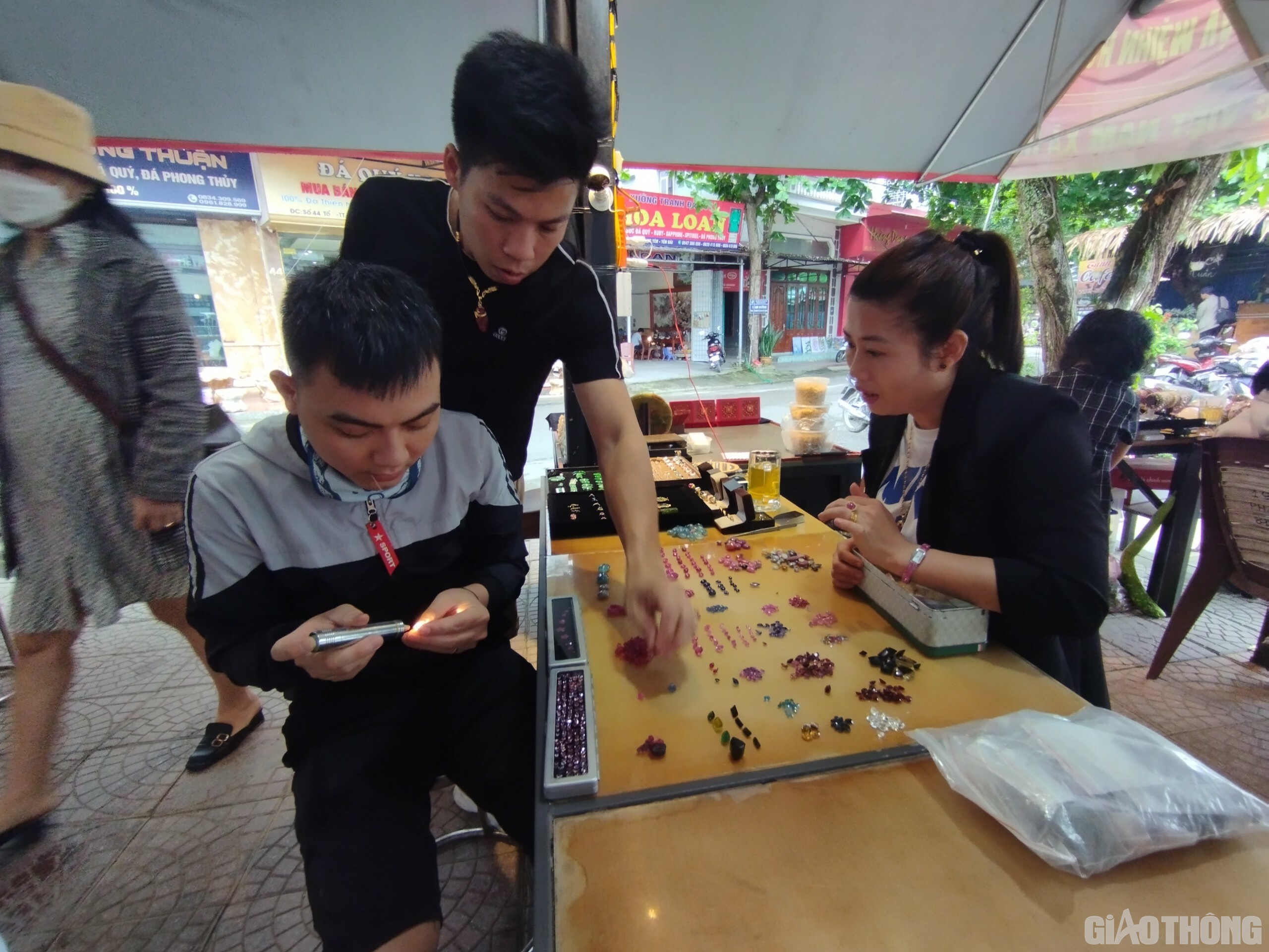 Tùy vào trọng lượng, kích thước cũng như chất lượng đá mà các viên đá có giá bán khác nhau. Ông Trần Mạnh Tú - Chủ tịch Hội đá quý Lục Yên chia sẻ: Tại huyện Lục Yên và các gian hàng trong chợ đá quý có bán những loại đá với chất lượng tốt như: Ruby, Sapphire, Spinel, Aquamarine… Trong đó, đá Ruby được coi là có giá trị chỉ sau kim cương.